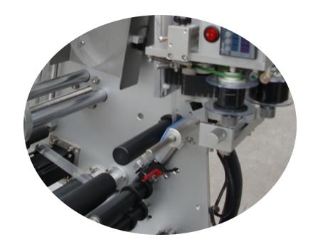 ਸਰਟੀਫਿਕੇਟ ਡਬਲ ਲੇਅਰ ਲੇਬਲ ਸਟਿੱਕਰ ਦੇ ਨਾਲ 10 ਮਿ.ਲੀ ਛੋਟੀ ਬੋਤਲ ਲੇਬਲਿੰਗ ਮਸ਼ੀਨ