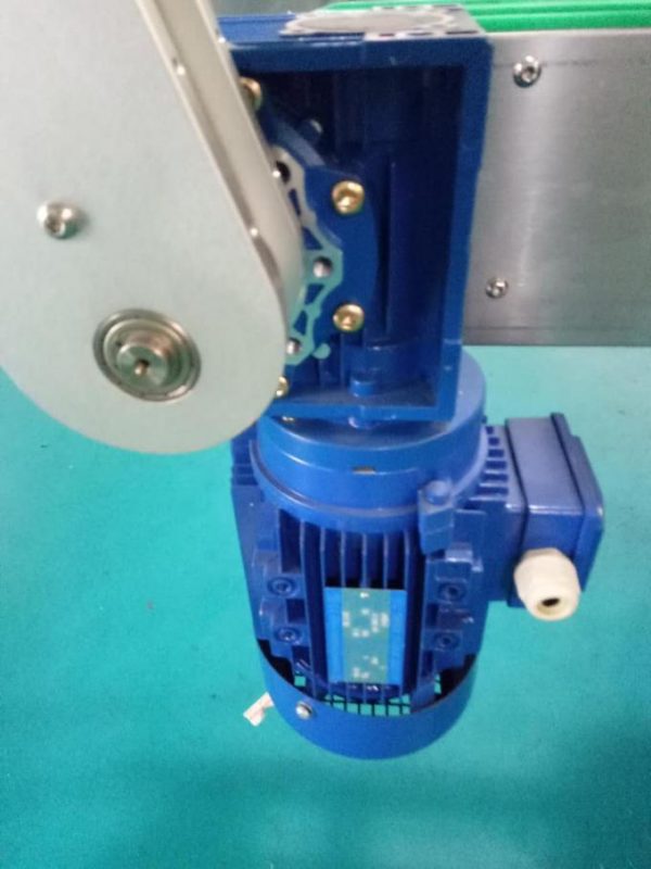 SUS304 ਕੈਬਨਿਟ ਦੋ ਸਾਈਡਜ਼ ਸਕੁਏਅਰ ਬੋਤਲ ਸਟਿੱਕਰ ਲੇਬਲਿੰਗ ਮਸ਼ੀਨ ਨਿੱਜੀ ਦੇਖਭਾਲ ਦੇ ਉਤਪਾਦਾਂ ਦੇ ਨਾਲ