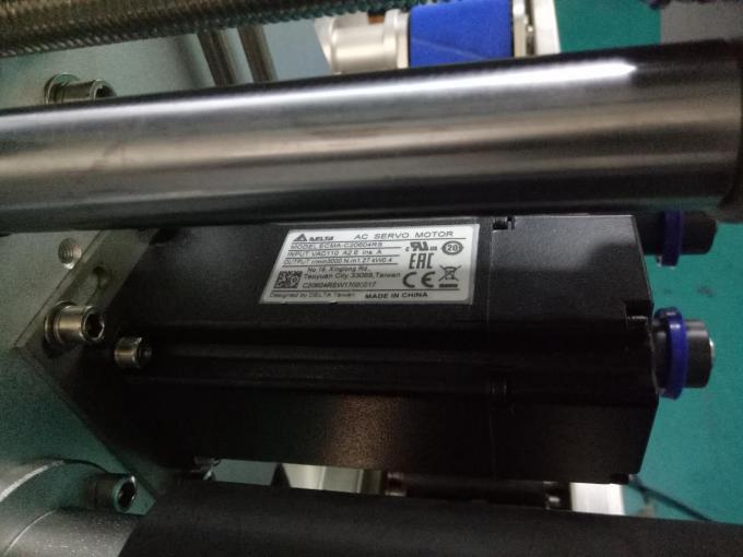 SUS304 ਕੈਬਨਿਟ ਦੋ ਸਾਈਡਜ਼ ਸਕੁਏਅਰ ਬੋਤਲ ਸਟਿੱਕਰ ਲੇਬਲਿੰਗ ਮਸ਼ੀਨ ਨਿੱਜੀ ਦੇਖਭਾਲ ਦੇ ਉਤਪਾਦਾਂ ਦੇ ਨਾਲ