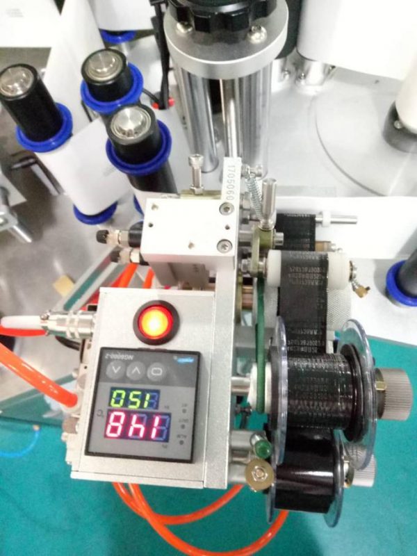 ਪੇਜਿੰਗ ਡਿਵਾਈਸ ਅਤੇ ਕੋਡਿੰਗ ਮਸ਼ੀਨ ਨਾਲ ਲੇਬਲ ਆਟੋਮੈਟਿਕ ਡੋਬਲ ਸਾਈਡ ਸਟੀਕਰ ਲੇਬਲਿੰਗ ਮਸ਼ੀਨ