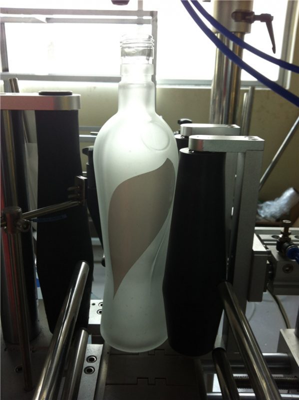 ਬੀਵਰ ਇੰਡਸਟਰੀ ਗੋਲ ਬੋਤਲ ਸਟਿੱਕਰ ਲੇਬਲਿੰਗ ਮਸ਼ੀਨ ਇਲੈਕਟ੍ਰਿਕ ਡਰਾਈਵਿੰਗ ਟਾਈਪ