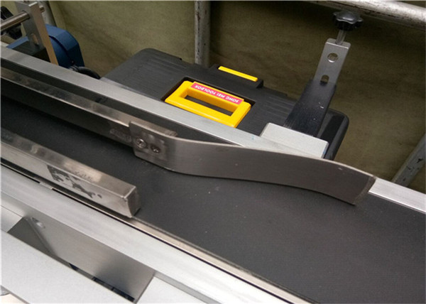 ਆਟੋਮੈਟਿਕ ਫੀਡਿੰਗ ਟਾਪ ਲੇਬਲਿੰਗ ਮਸ਼ੀਨ ਸਟੀਕਰ / ਸਵੈ-ਅਡੈੱਸਵੀ ਲੇਬਲ ਕਿਸਮ