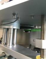 ਅਪ ਪ੍ਰੈਸ ਪ੍ਰਣਾਲੀ ਚੋਟੀ ਦੀਆਂ ਬੋਤਲਾਂ ਸੀਈ ਸਰਟੀਫਿਕੇਟ ਵਾਲੀ ਆਟੋਮੈਟਿਕ ਬੋਤਲ ਲੇਬਲਰ ਮਸ਼ੀਨ