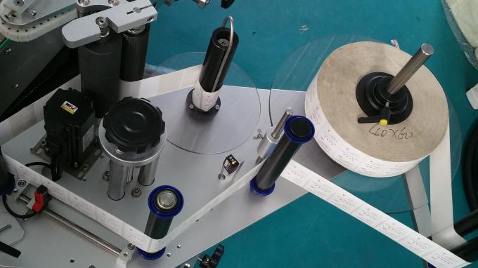 ਓਵਲ ਬੈਗ ਅਤੇ ਬੋਤਲਾਂ ਦੇ ਲੇਬਲ ਸਟੀਕਰ ਐਪਲੀਕੇਟਰ, ਲੰਮੇ ਕਨਵੇਅਰ ਨਾਲ ਸੈਲਫ ਐਡਸਿਵ ਲੇਬਲ ਪ੍ਰਿੰਟਿੰਗ ਮਸ਼ੀਨ