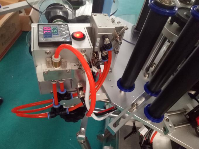 ਕੋਡਿੰਗ ਮਸ਼ੀਨ ਨਾਲ ਤਿੰਨ ਜਾਂ ਡਬਲ ਸਾਈਡ ਸਟਿੱਕਰ ਲੇਬਲਿੰਗ ਮਸ਼ੀਨ ਨੂੰ ਅਨੁਕੂਲਿਤ