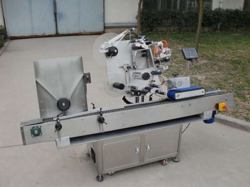 ਚਾਈਨਾ ਕਨਵੇਅਰ ਮੋਟਰ ਐਚਵਾਈ ਬ੍ਰਾਂਡ ਦੀਆਂ ਸ਼ੀਸ਼ੀ ਲੇਬਲਿੰਗ ਮਸ਼ੀਨ, ਇਲੈਕਟ੍ਰੋਨਿਕਸ ਸਪਲਾਇਰ ਲਈ 7 ਵੀਂ ਬੈਟਰੀ ਲੇਬਲ ਸਟਿੱਕਰ ਮਸ਼ੀਨ